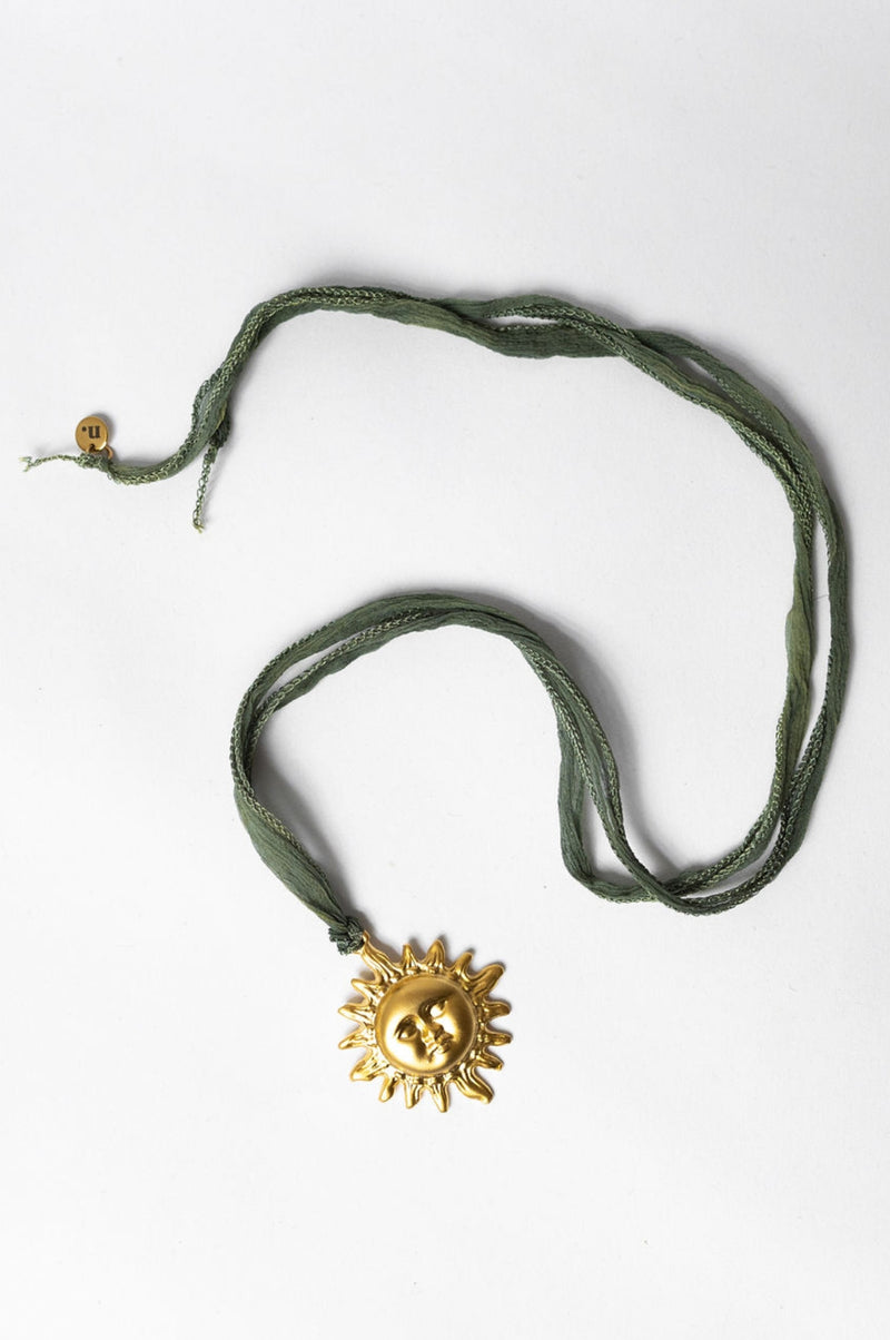 Sole de oro con cordón de seda oliva